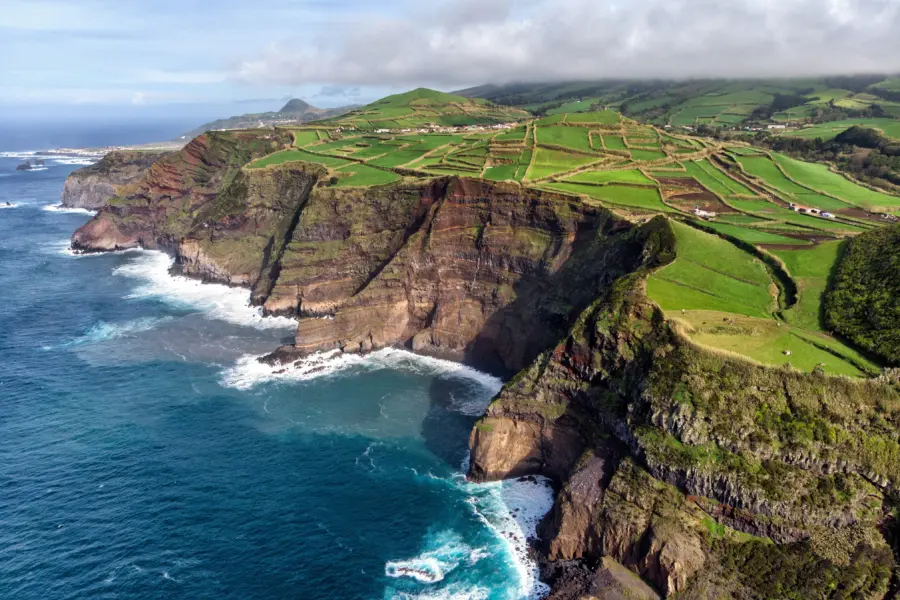 Avila Reizen Azores cliffs