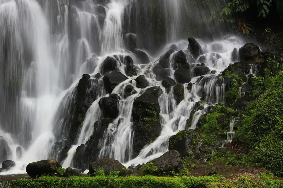 Avila Reizen azoren waterval
