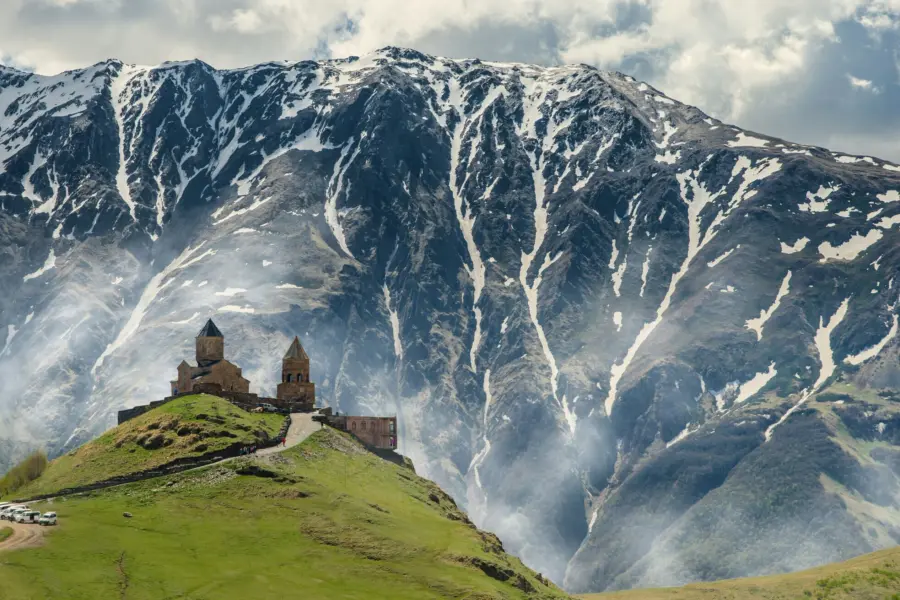 Avila Reizen Georgie Trinity Gergeti Church Kazbegi Georgia