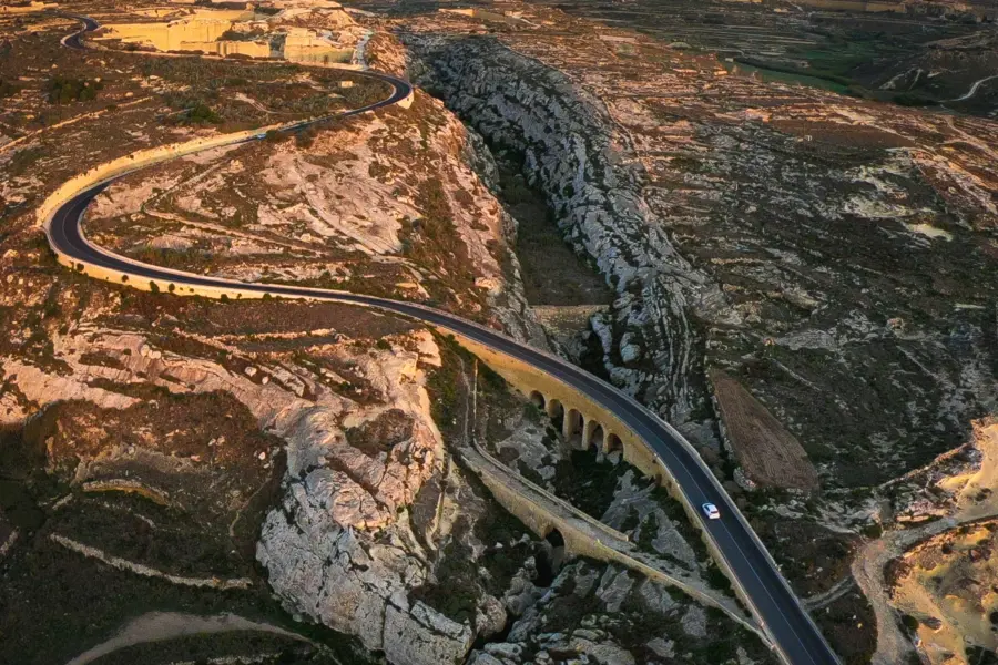 Avila Reizen Malta Dwejra Bridge Ricky Bugeja