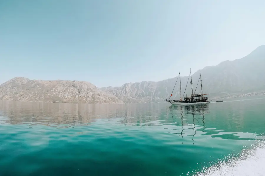 Avila Reizen Montenegro boot op water Montenegro
