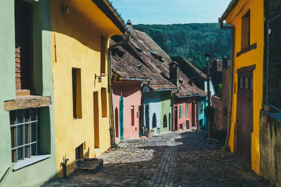 Avila Reizen Romania colorfull houses