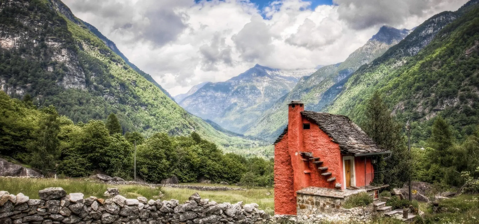 Avila Reizen Zwitserland Ticino rood berghuisje