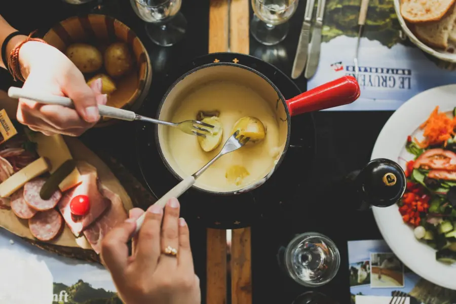 Avila Reizen Zwitserland Kaasfondue food Gruyères Switzerland