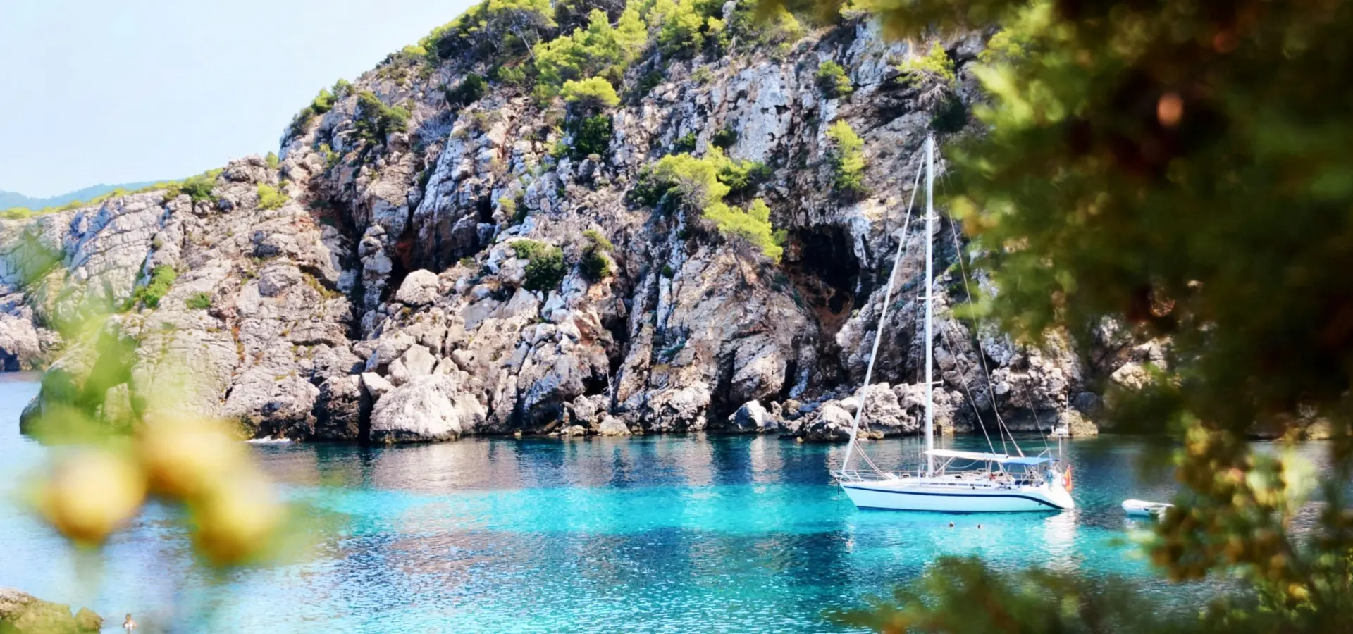 Avila Reizen Ibiza boat