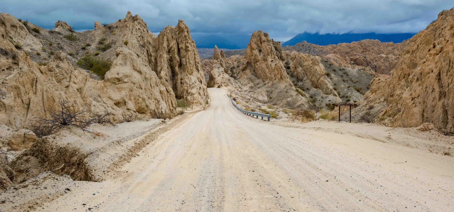 Avila Reizen Argentinie National Route 40 crosses the Quebrada de las Flechas Broken Arrows Salta
