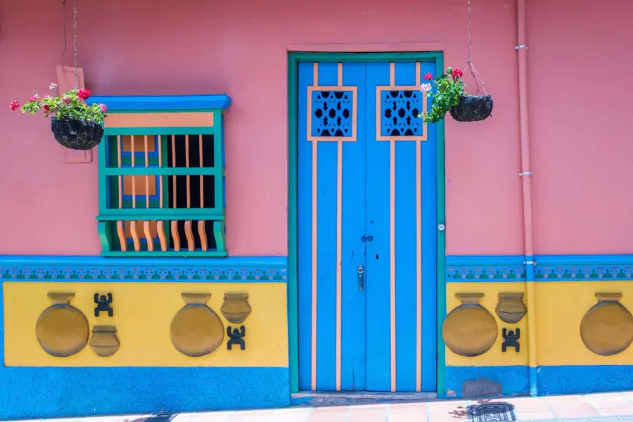 Avila Reizen Colombia Colorful House Guatape Colombia