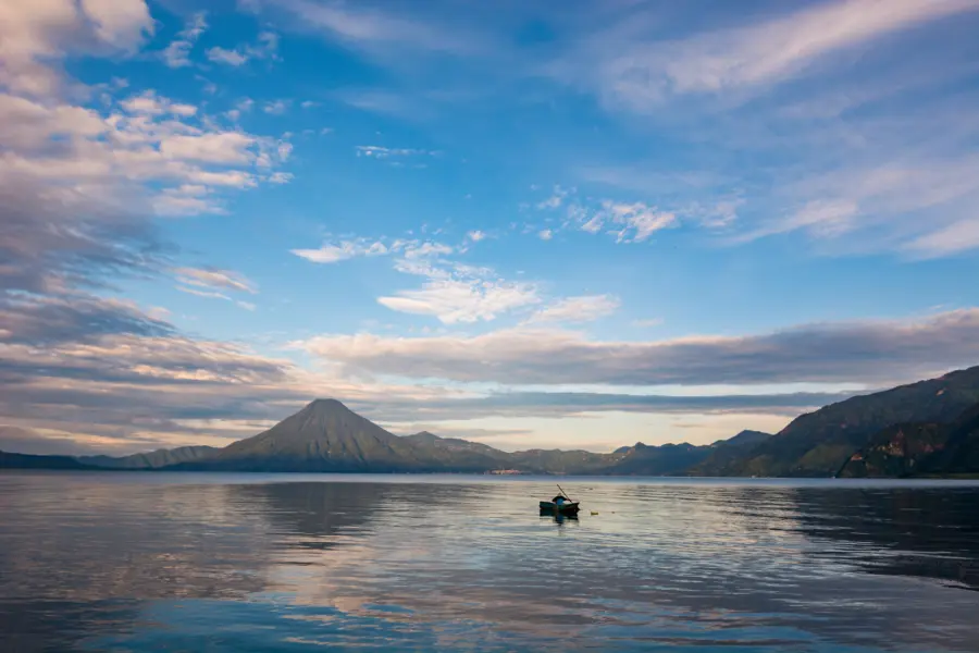 Avila Reizen Guatemala water view