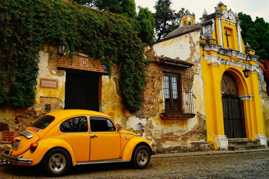 Avila Reizen Guatemala yellow