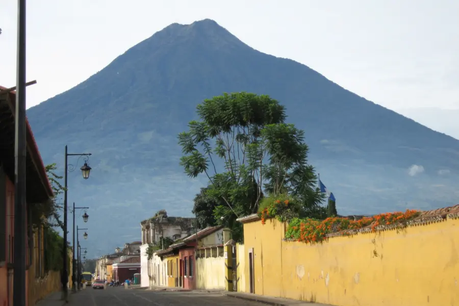 Avila Reizen Guatemala local village met vulkaan