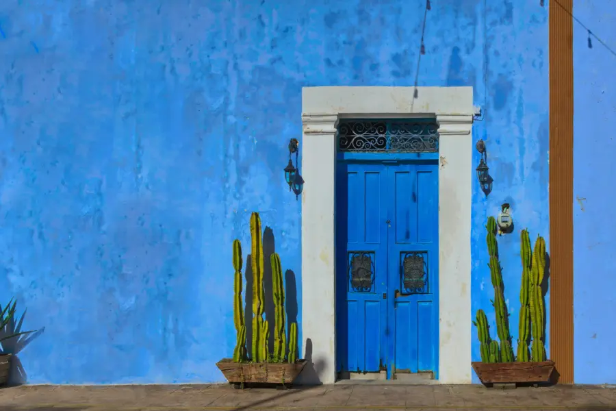 Avila Reizen Mexico kleurrijke gevel met deur