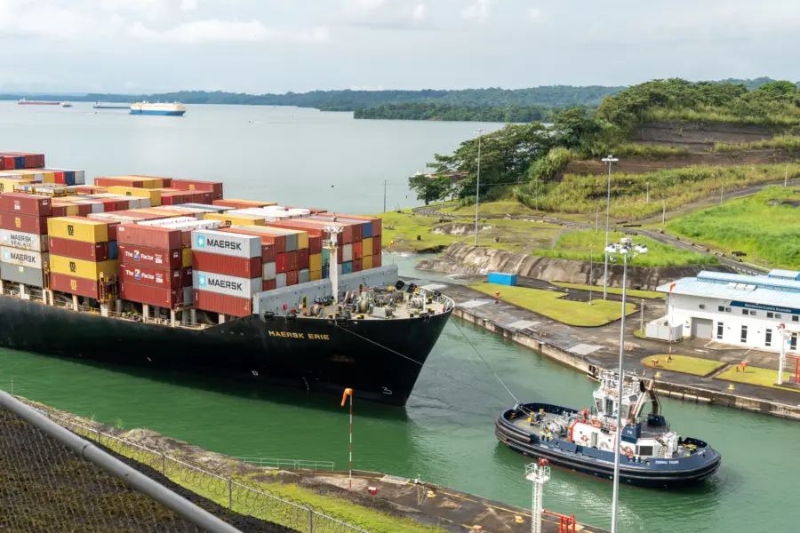 Avila Reizen Panama Kanaal entrance ship