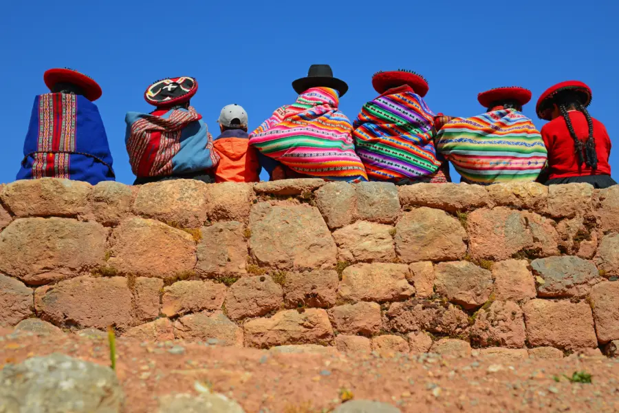 Avila Reizen Peru dames op een muur