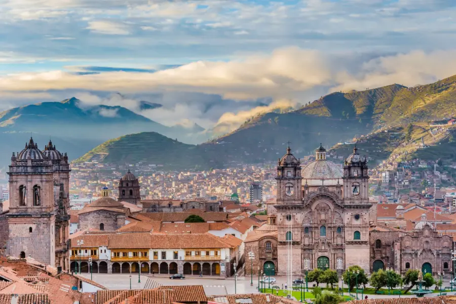 Avila Reizen Peru Morning sun rising at Plaza de armas Cusco City 2