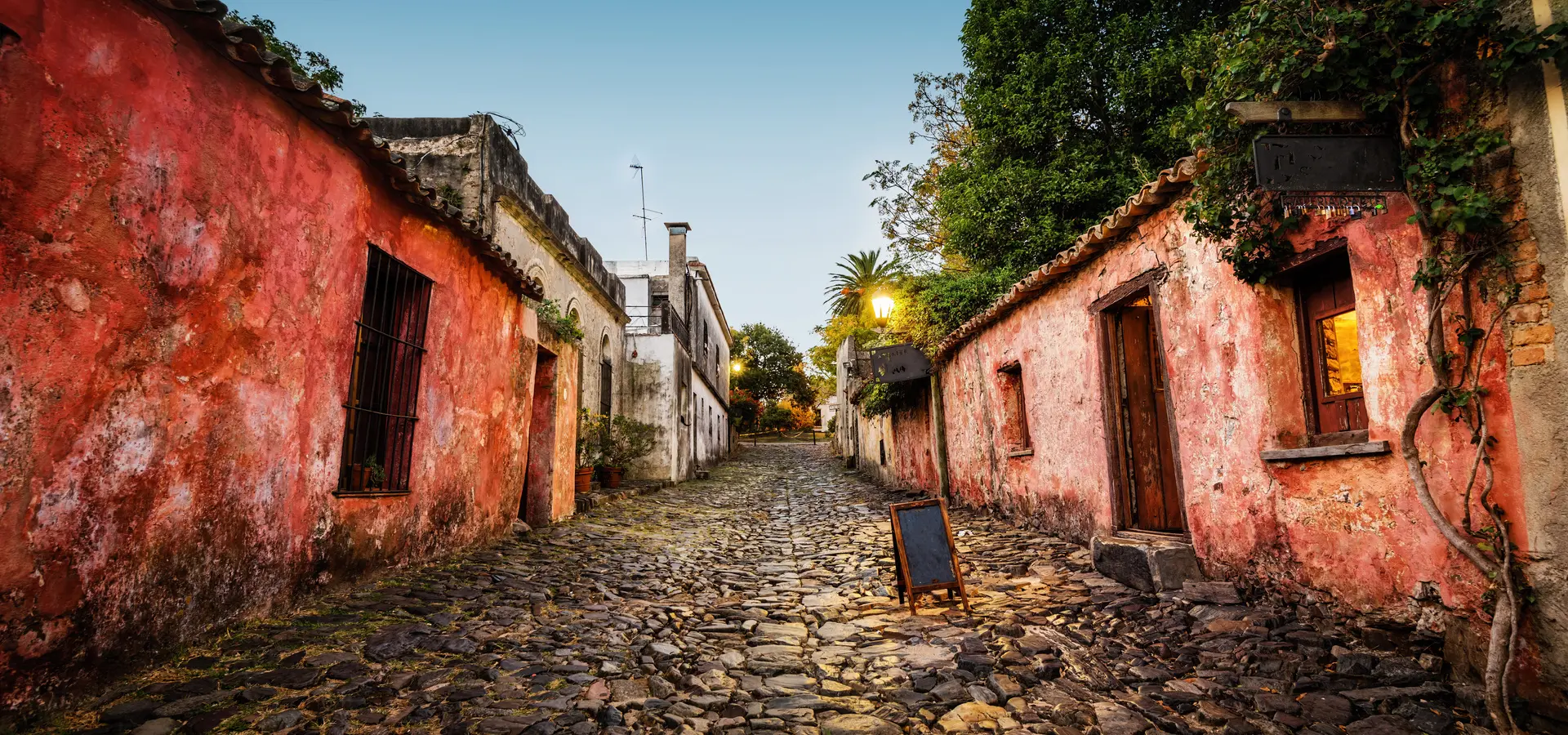 Avila Reizen Uruguay Calle de los Suspiros