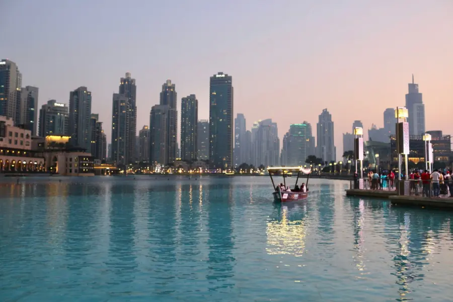 Avila Reizen Dubai Outside the Dubai Mall after going up the Burj Khalifa