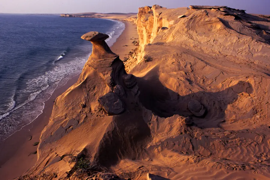 Avila Reizen Oman Craggy cliffs of Jebel Harim Musandam Ministry of Heritage Tourism Sultanate of Oman