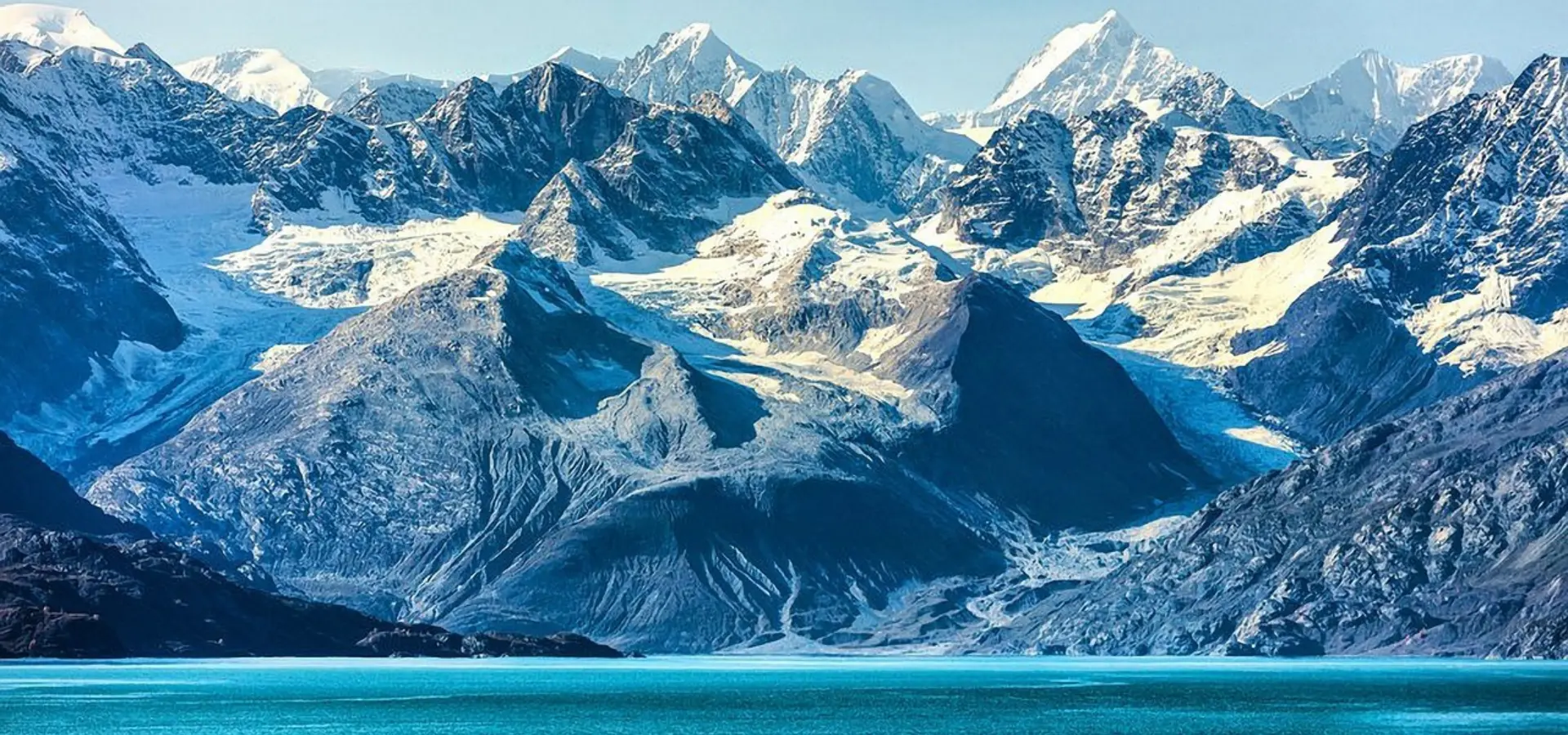 Avila Reizen Alaska gebergte bij fjord