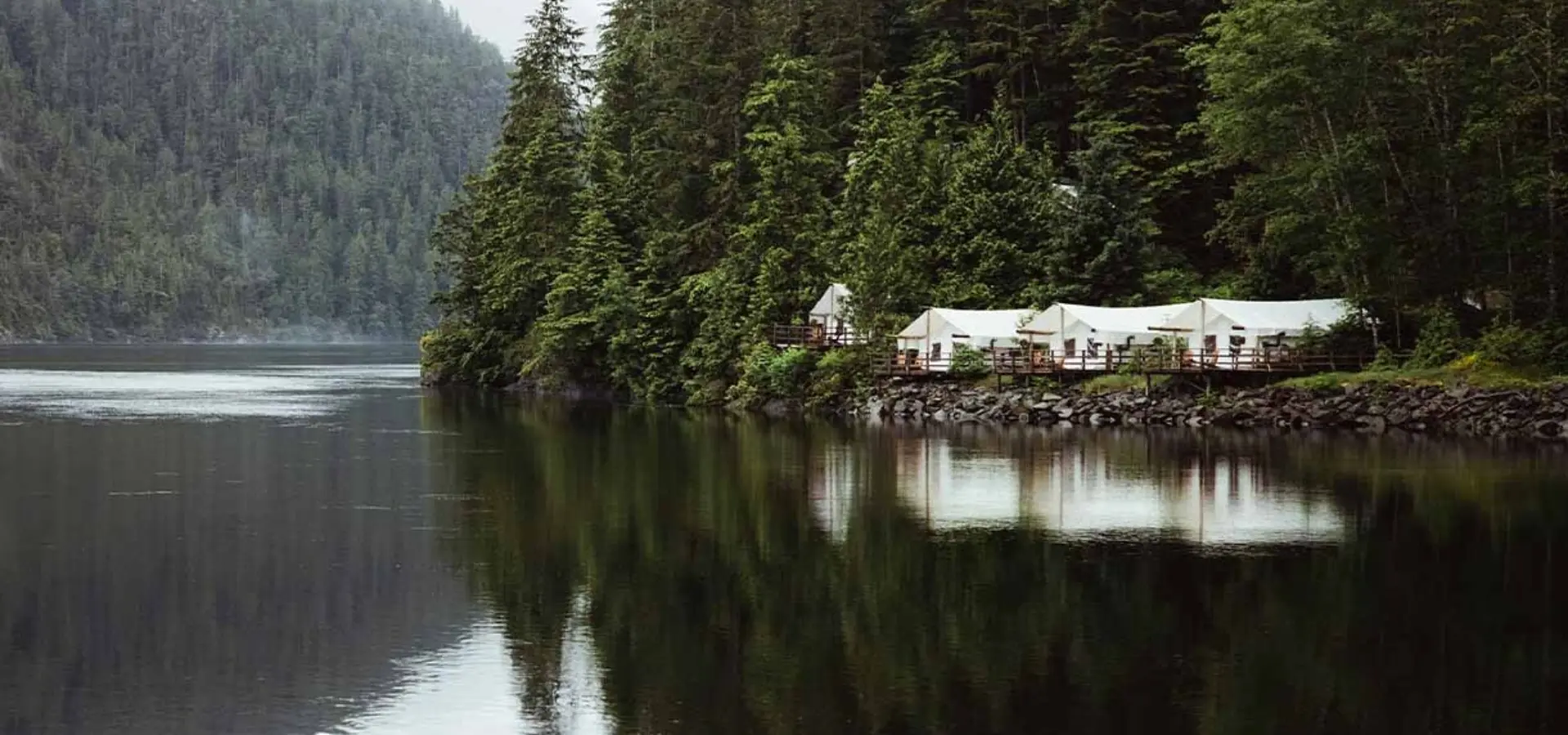 Avila Reizen Clayoquot Wilderness Lodge Tents in Landscape