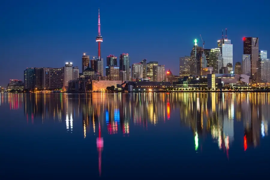 Avila Reizen Canada Toronto skyline by night