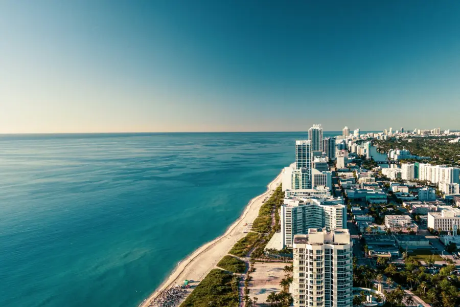 Avila Reizen Amerika Miami strand met hoge gebouwen