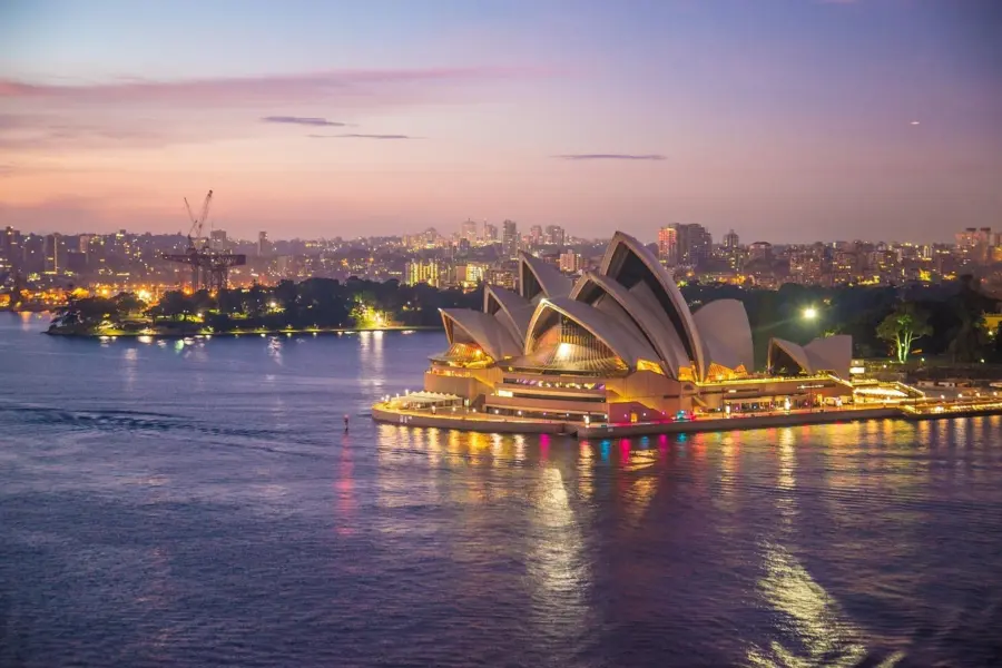 Avila Reizen Australië Sydney Opera House in the evening