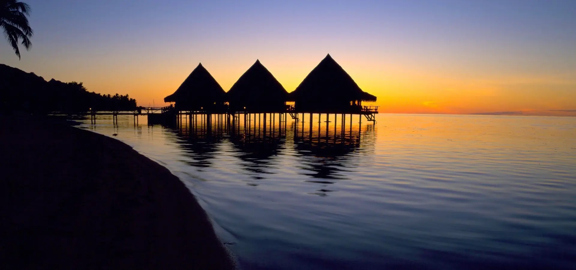 Avila Reizen Frans Polynesië Tahiti hutten bij zonsondergang