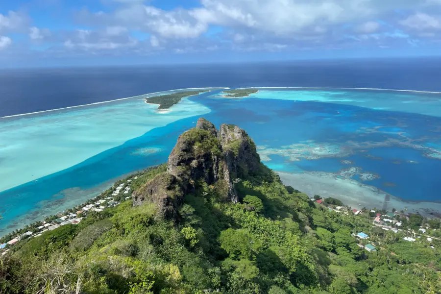 Avila Reizen Frans Polynesië Tahiti bergpunt met uitkijk over oceaan