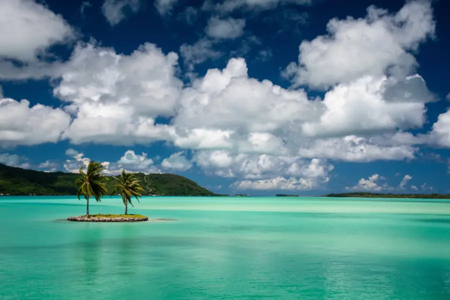 Avila Reizen Frans Polynesië eilandje in groene oceaan