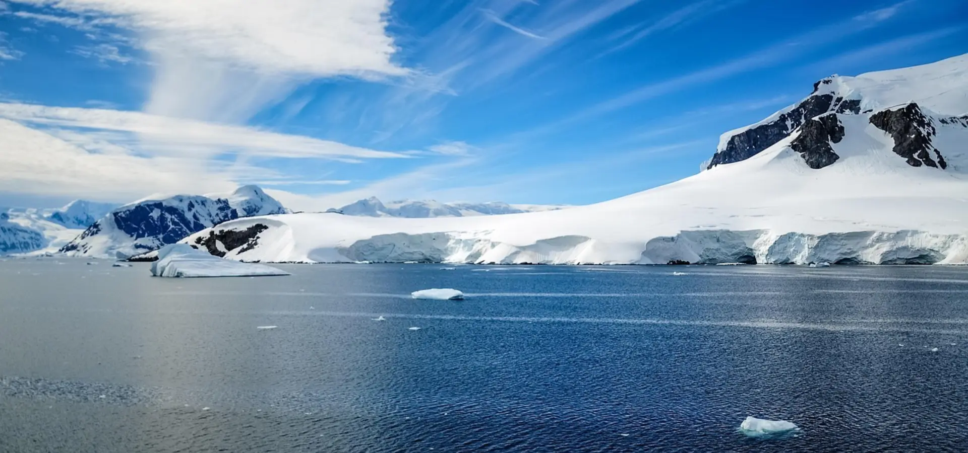 Avila Reizen Antarctica oceaan met gebergte