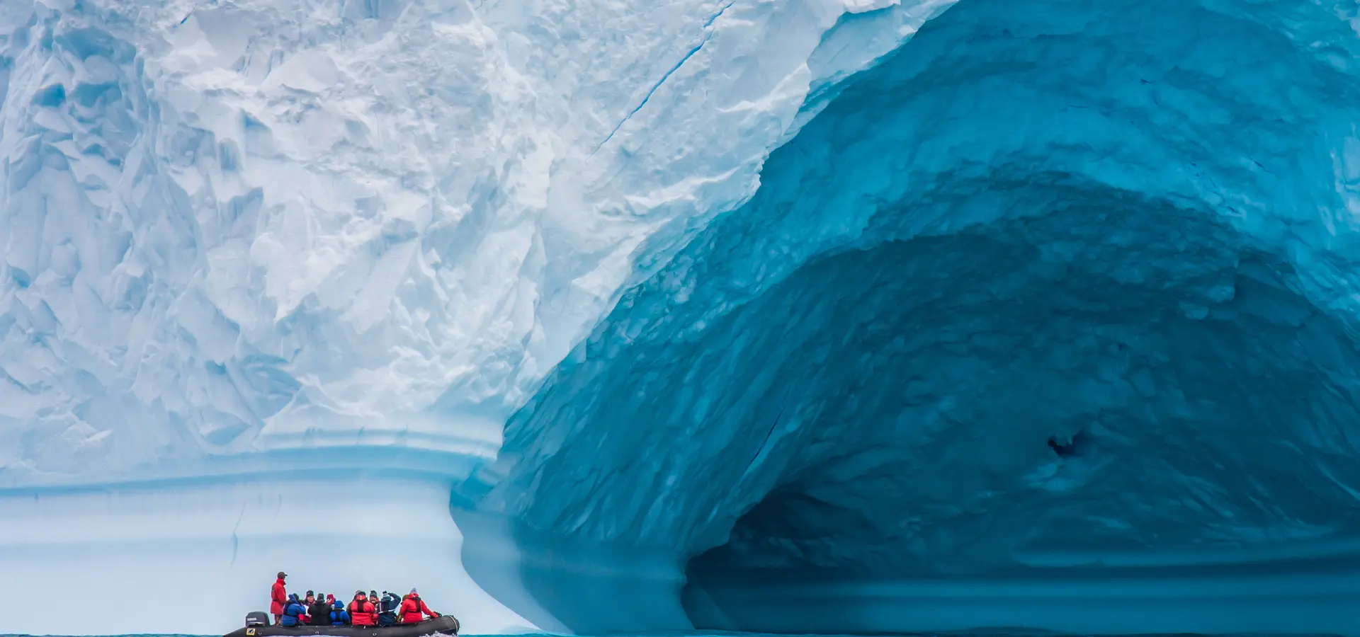 Avila Reizen Antarctica boot bij enorme ijsberg