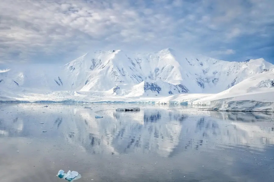 Avila Reizen Antarctica oceaan met witte bergen