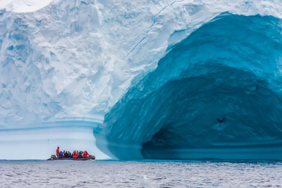 Avila Reizen Antarctica boot bij enorme ijsberg