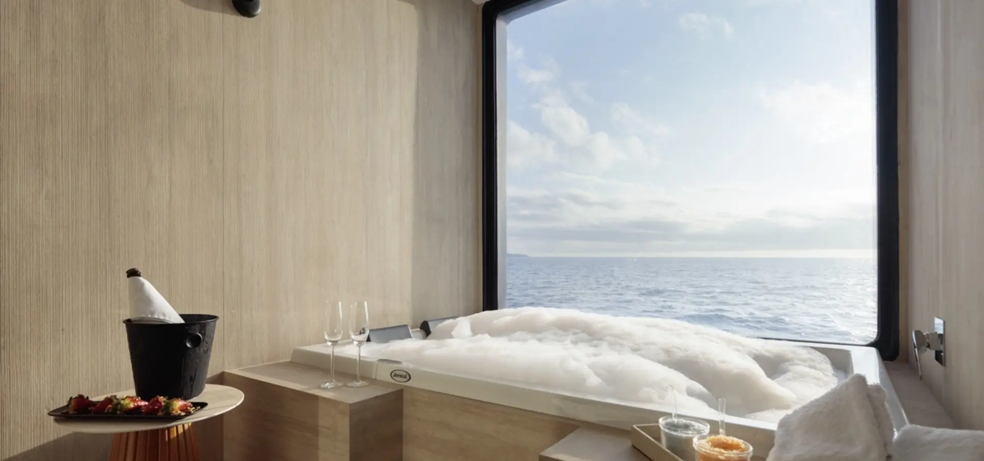 Avila Reizen Jacuzzi Hermes Galapagos Mega Catamaran