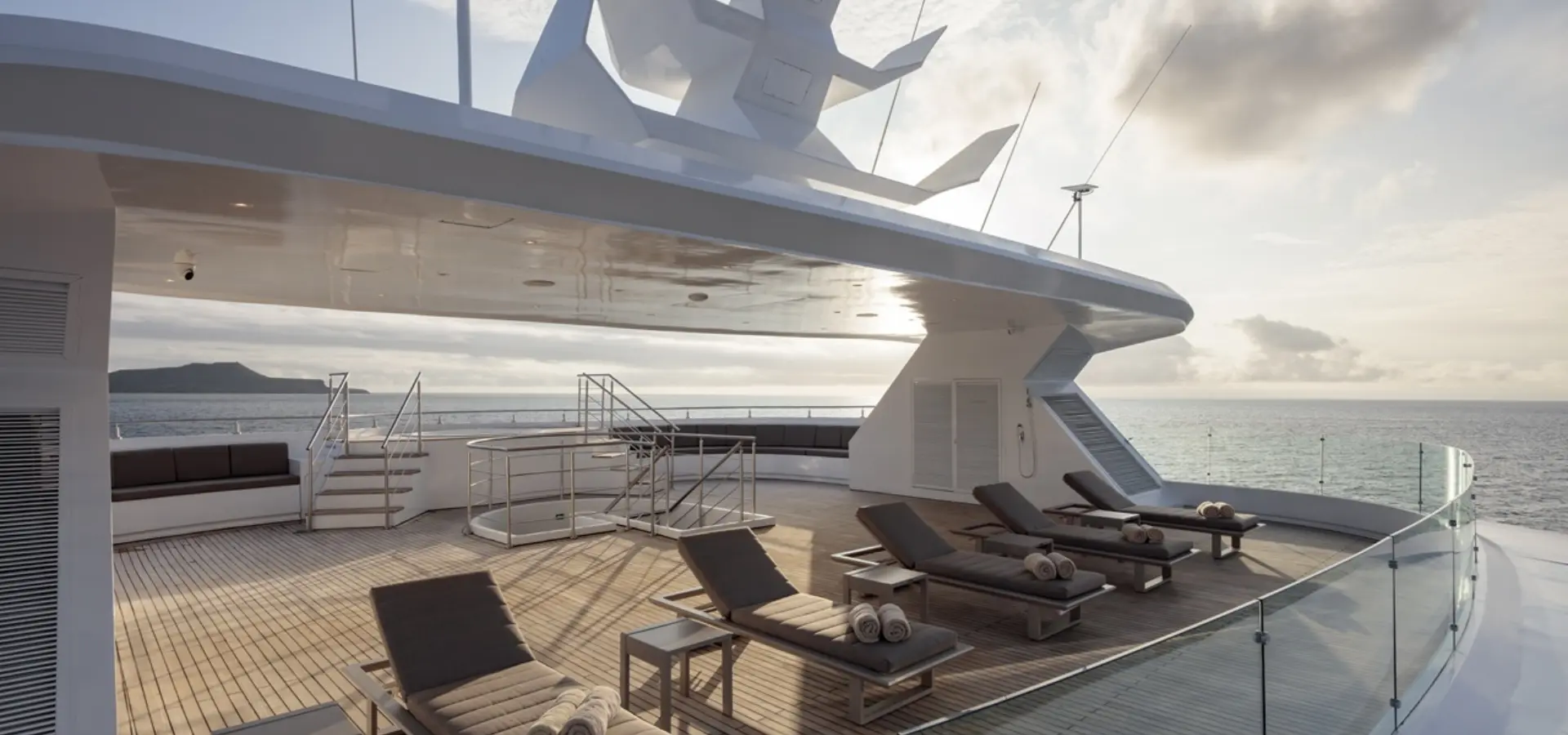 Avila Reizen Sun Deck Hermes Galapagos Mega Catamaran