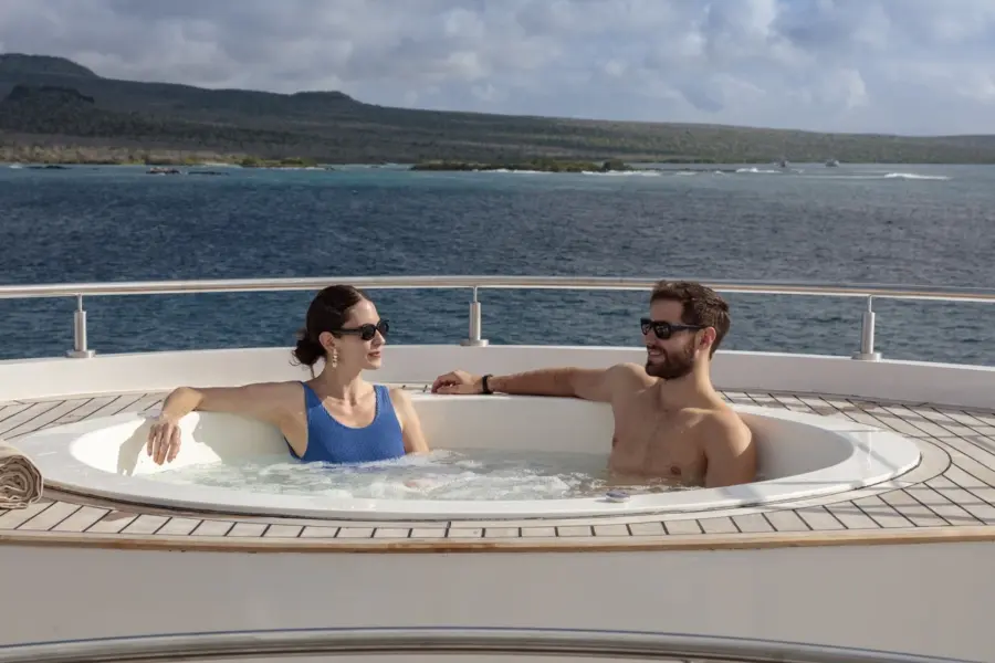Avila Reizen Sun Deck Jacuzzi Hermes Galapagos Mega Catamaran