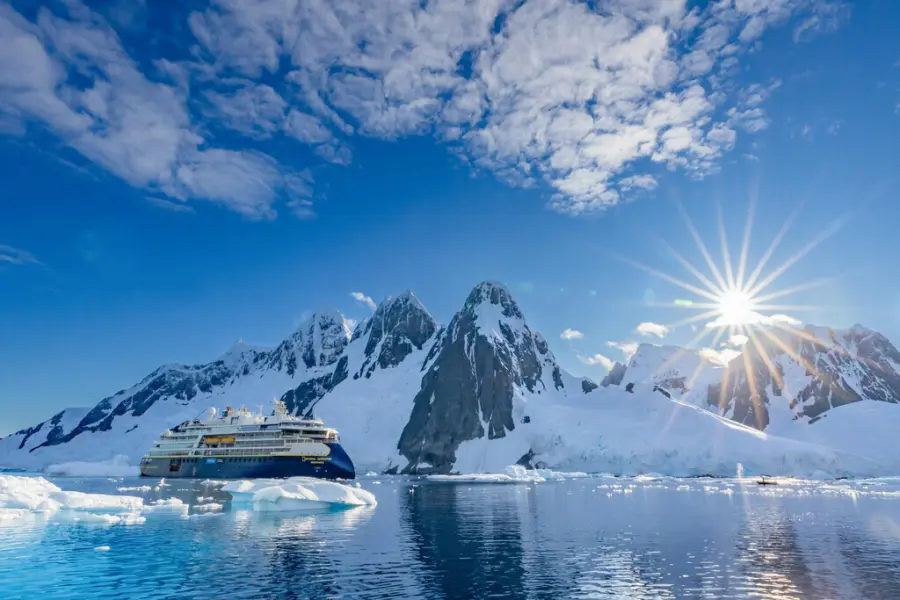 Medium RGB LEX Antarctica Lemaire Channel NG Endurance Exterior SN 142