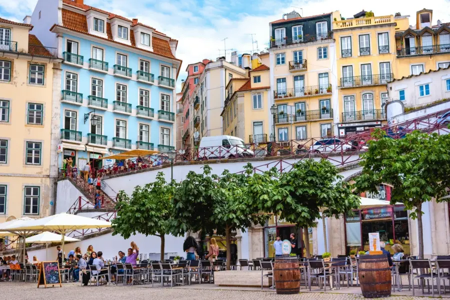 Avila Reizen Portugal Lissabon gekleurde huizen met pleintje