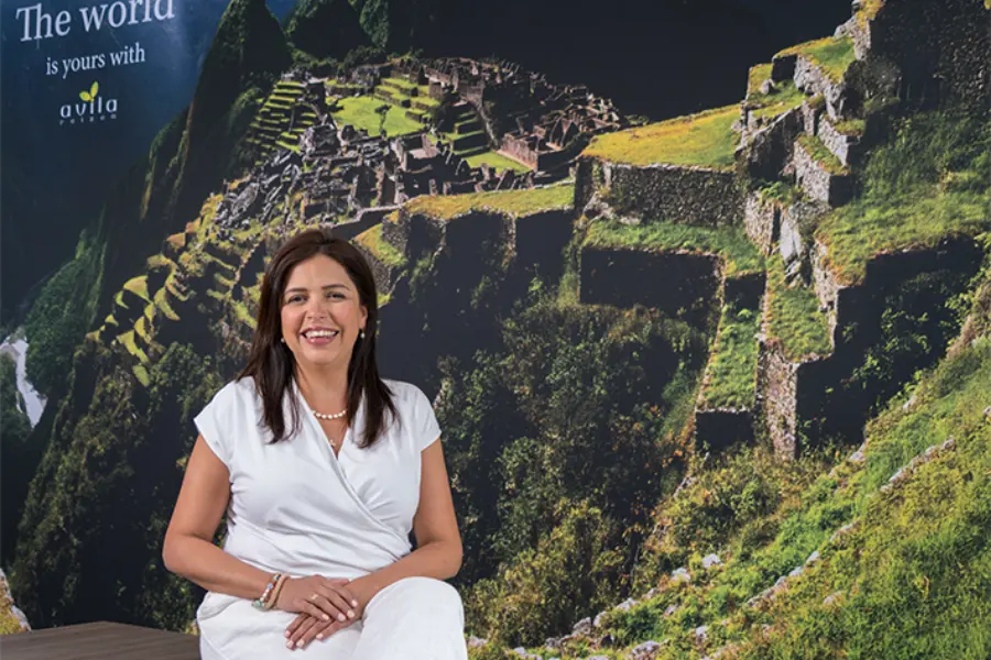 Avila Reizen Hilda Gonzalez zittend