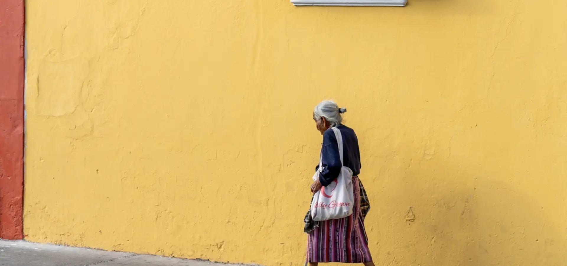 Avila Reizen Guatemala Antigua lopende vrouw blog Annemarie