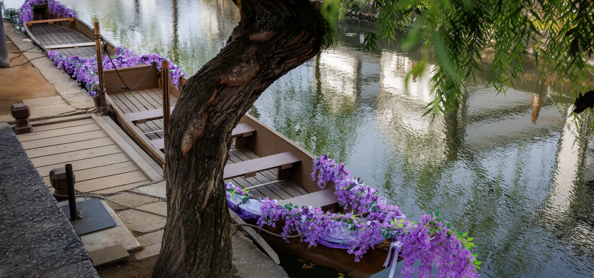 Avila Reizen Ryokan Kurashiki Boat with flowers