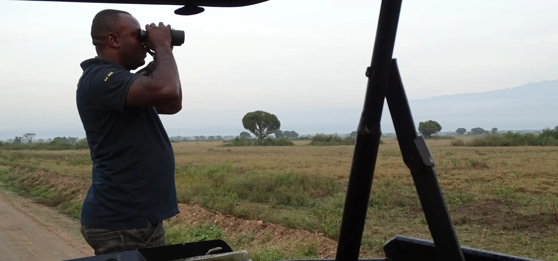 Avila Reizen Oeganda Queen Elizabeth NP gids op de uitkijk