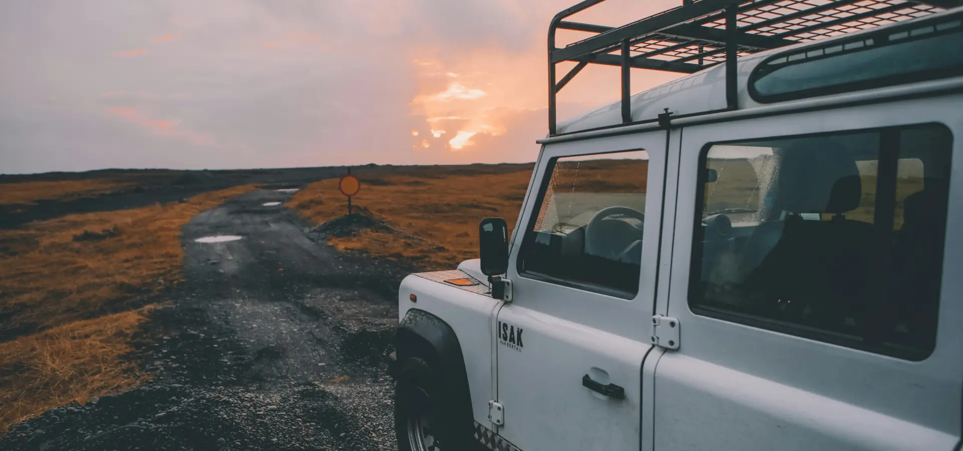 Avila Reizen I Jsland Vik jeep op ruige weg