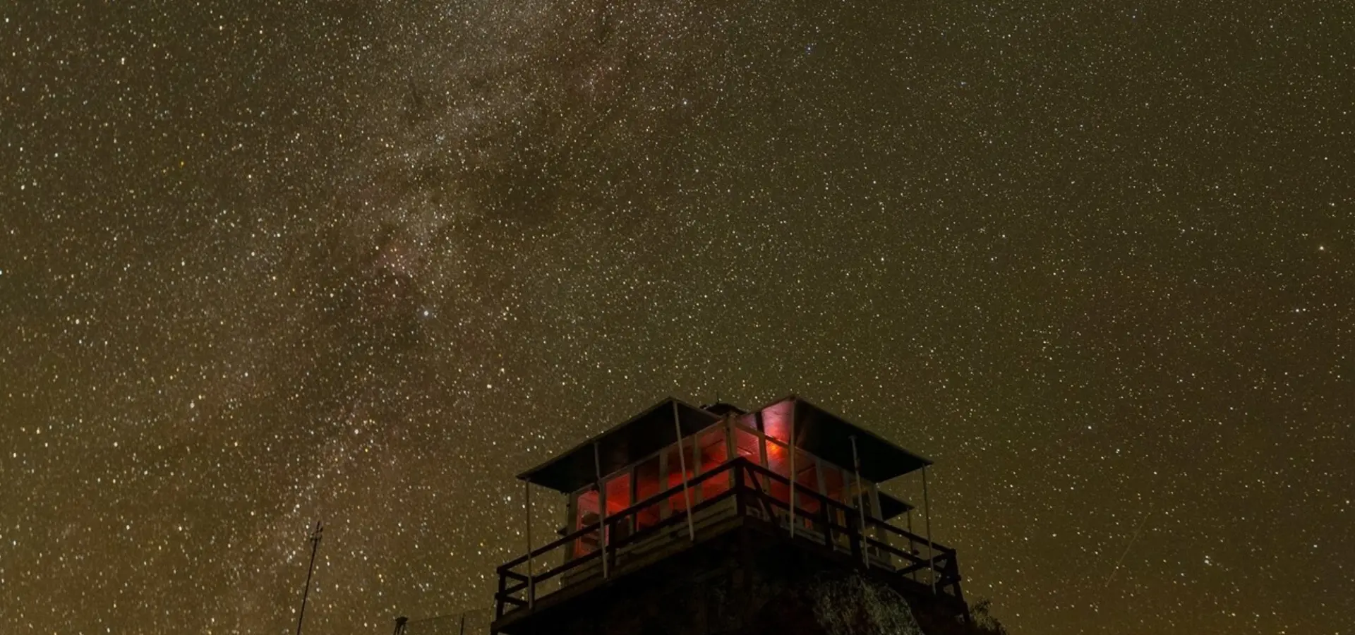 Avila Reizen hut onder nachtelijke sterrenhemel avontuurlijke reizen