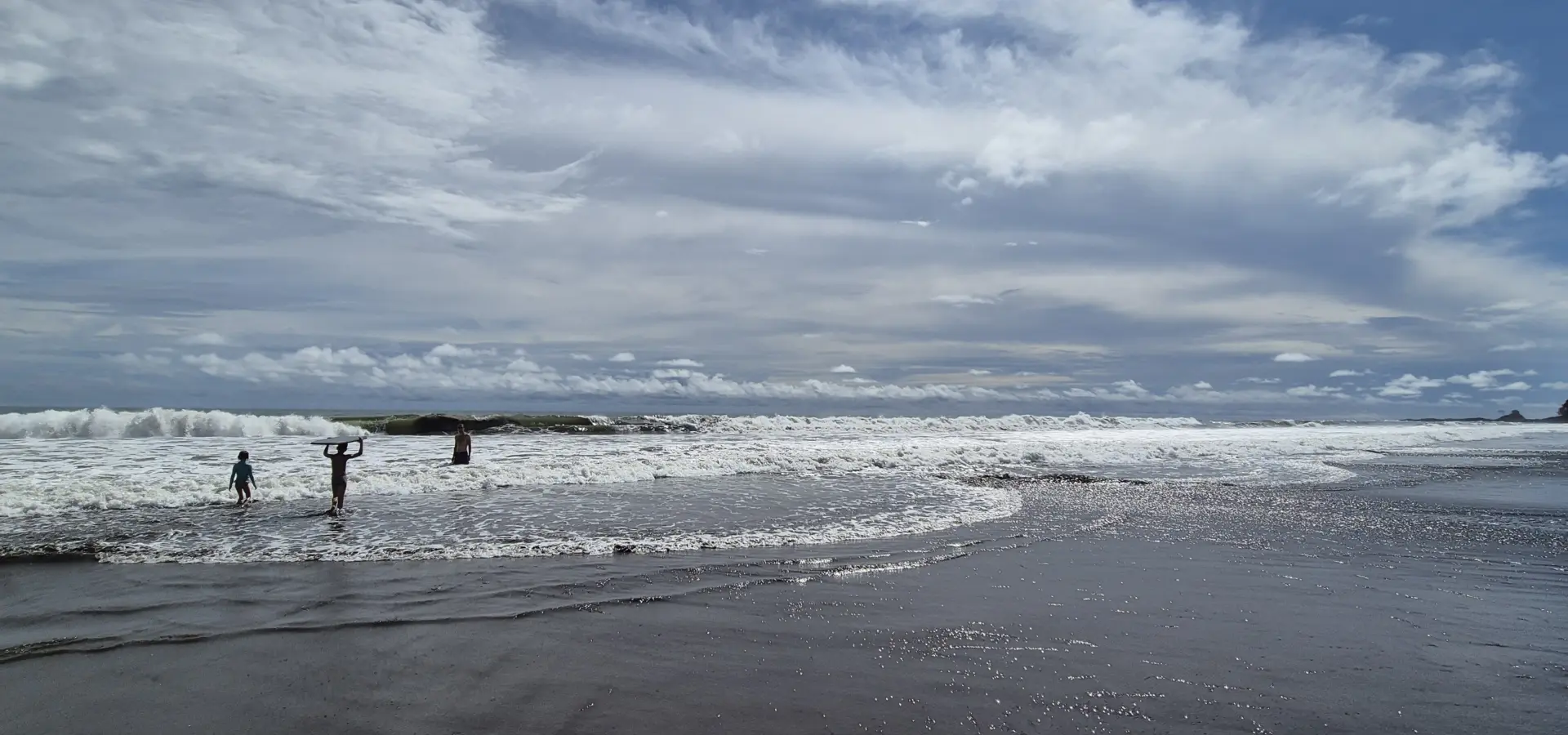 Avila Reizen Colombia Blog Ilse Pacific kust kinderen in zee