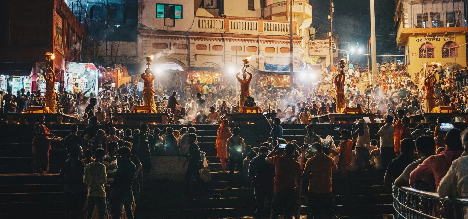 India varanasi aarti ceremonie 2 klein