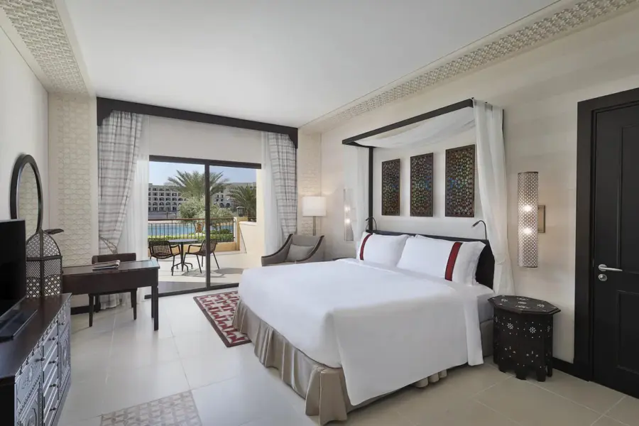 Aqjlc king guestroom 4939 hor clsc