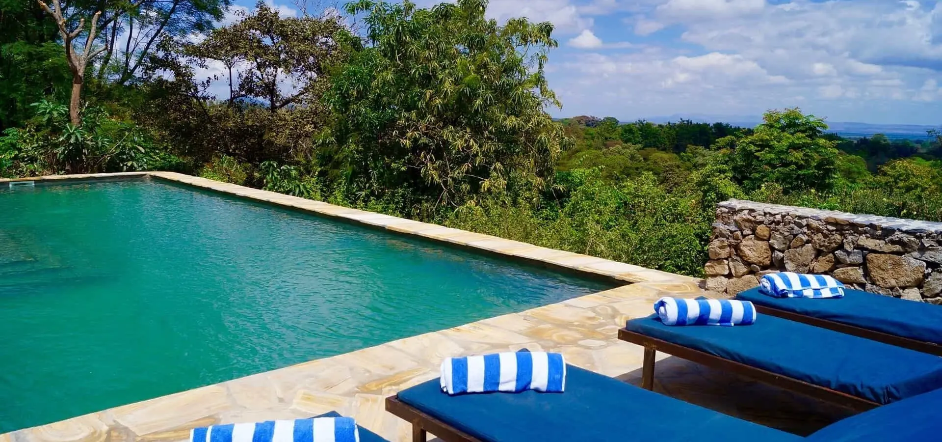 Zwembad vanuit bedjes