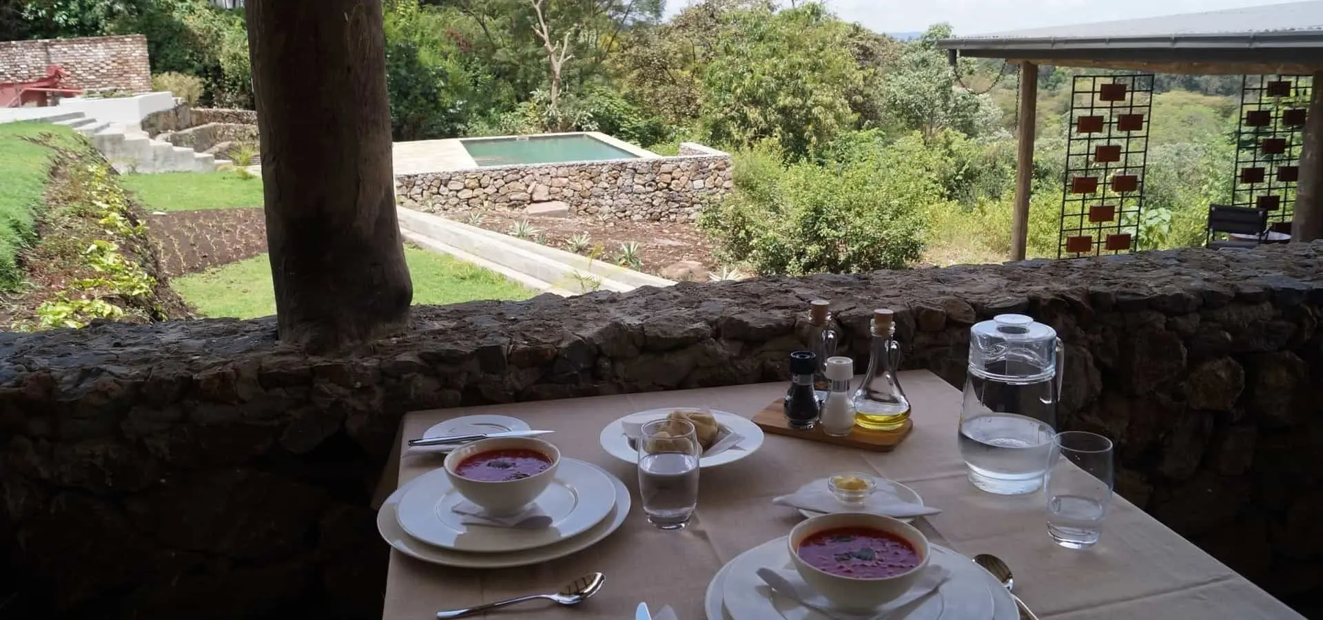 Soep met uitzicht zwmbad en lounge