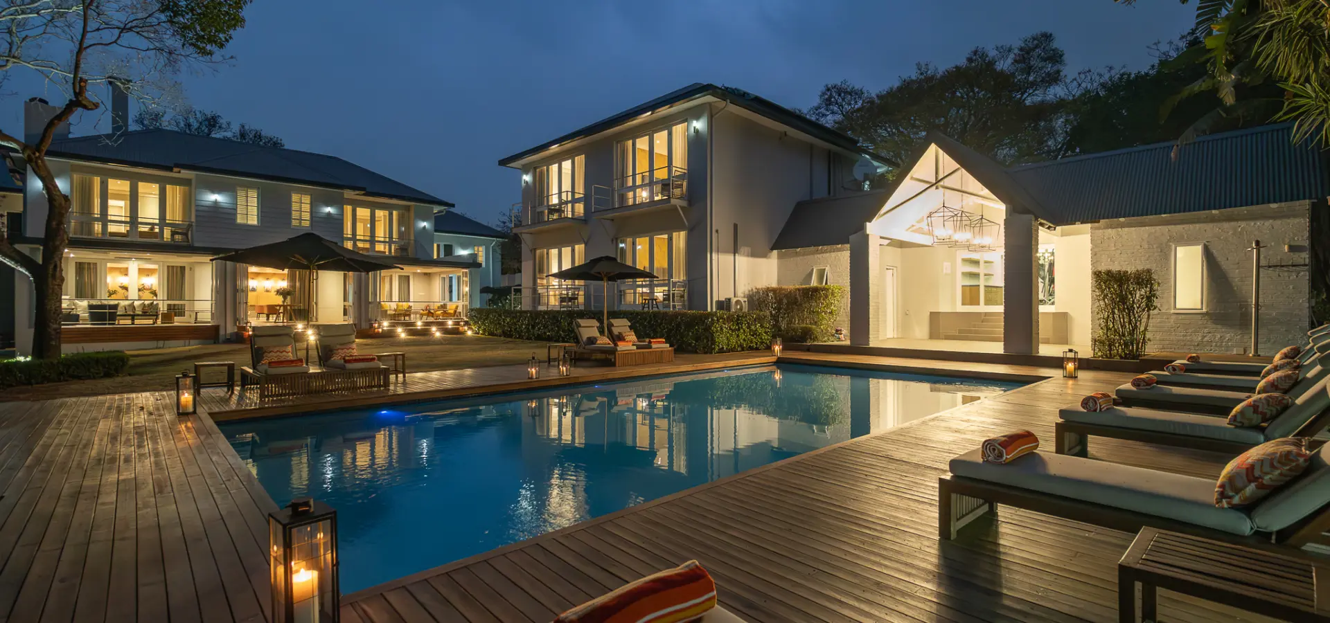 Atholplace hotel exterior night 2